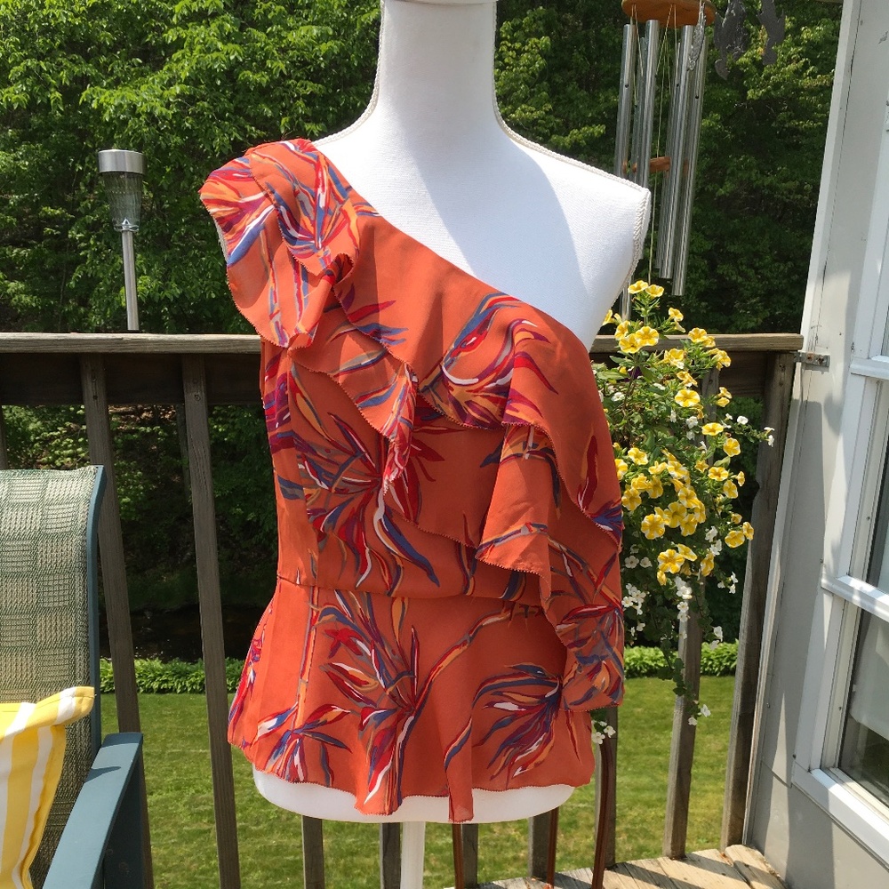 Amaryllis size S chiffon floral one-shoulder top.